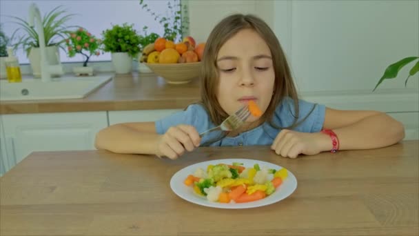 Das Kind isst gekochtes Gemüse. Selektiver Fokus. — Stockvideo