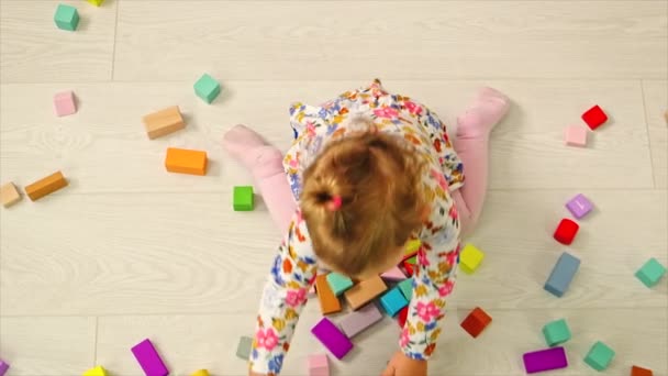 Ребенок играет с игрушками в комнате. Селективный фокус. — стоковое видео