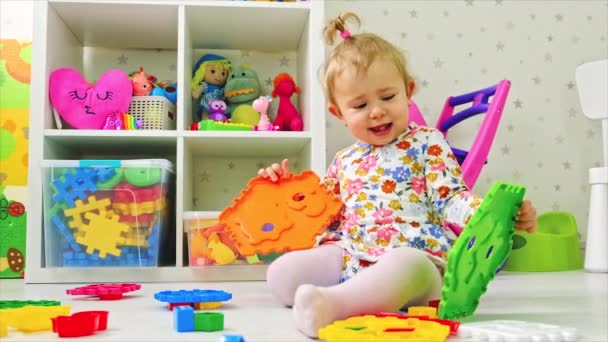 A criança brinca com brinquedos na sala. Foco seletivo. — Vídeo de Stock