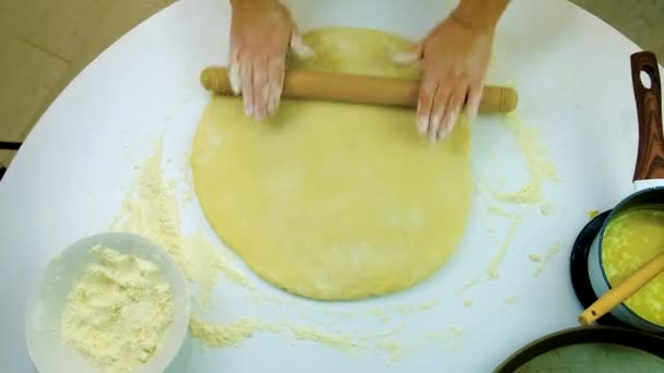 A woman is kneading dough in the kitchen. Selective focus. — Stock Video