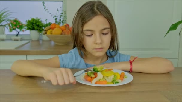Il bambino mangia verdure bollite. Focus selettivo. — Video Stock