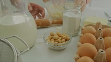 Anne ve kızı mangırı birlikte hazırlıyorlar. Seçici odak.