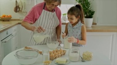 Büyükanne ve çocuk birlikte hamur pişirir. Seçici odak.
