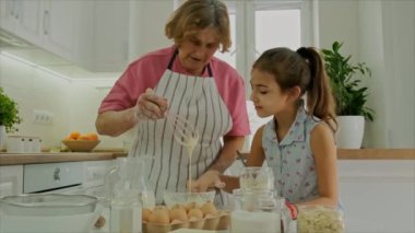 Büyükanne ve çocuk birlikte hamur pişirir. Seçici odak.