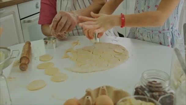 Бабуся і дитина готують тісто разом. Вибірковий фокус . — стокове відео