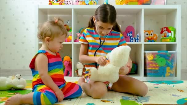Çocuklar oyuncak ayıyı tedavi eder. Seçici odak. — Stok video