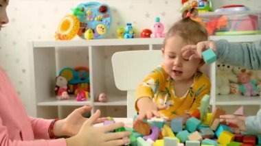 Çocuk odada oyuncaklarla oynuyor. Seçici odak.