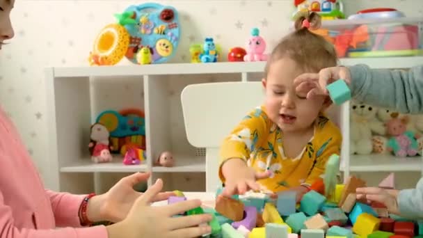Das Kind spielt mit Spielzeug im Zimmer. Selektiver Fokus. — Stockvideo
