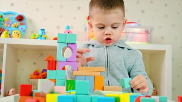Barnet leker med leksaker i rummet. Selektiv inriktning. — Stockvideo