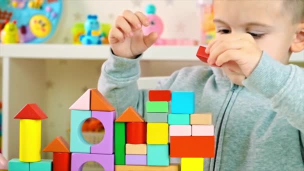 The child plays with toys in the room. Selective focus. — Stock Video