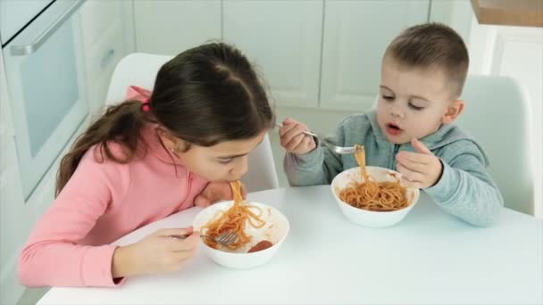 I bambini mangiano in cucina. Focus selettivo. — Video Stock