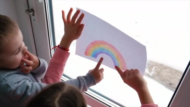 Het kind schilderde een regenboog op het raam. Selectieve focus. — Stockvideo