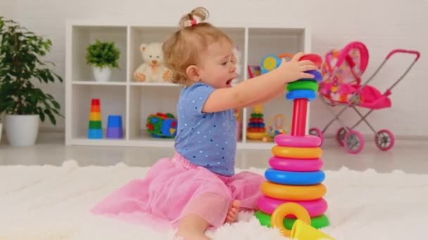 Barnet leger med legetøj i rummet. Selektivt fokus. – Stock-video