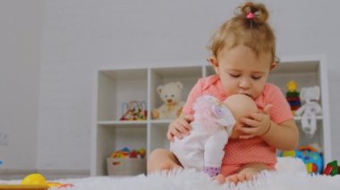 Çocuk bir bebekle oynuyor. Seçici odak.