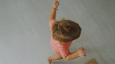 Bebek odanın içinde koşuyor. Seçici odak.