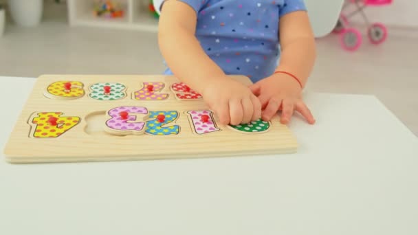 Das Kind lernt Puzzlezahlen. Selektiver Fokus. — Stockvideo