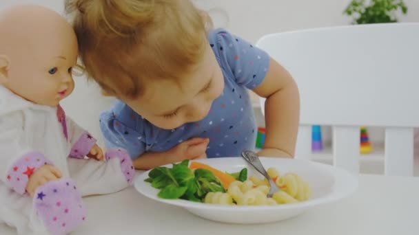 Dziecko je makaron i warzywa. Skupienie selektywne. — Wideo stockowe