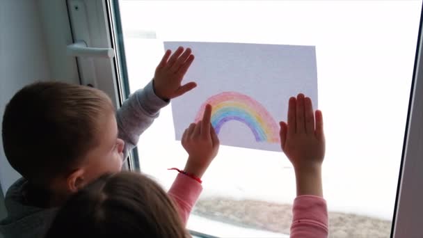 Het kind schilderde een regenboog op het raam. Selectieve focus. — Stockvideo