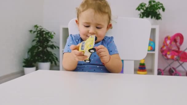 Het kind verzamelt de puzzel. Selectieve focus. — Stockvideo