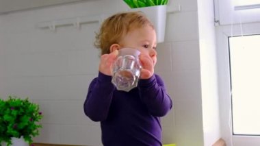 Bebek evde güler. Seçici odak.