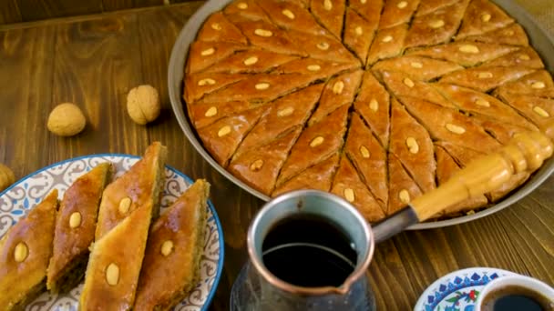 Baklava a turecká káva na stole. Selektivní zaměření. — Stock video