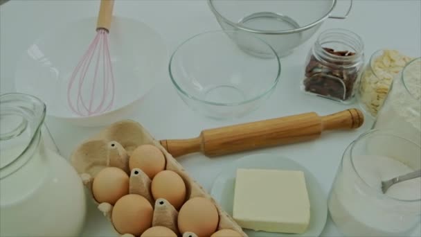 Ingrédients pour faire de la pâte sur la table. Concentration sélective. — Video