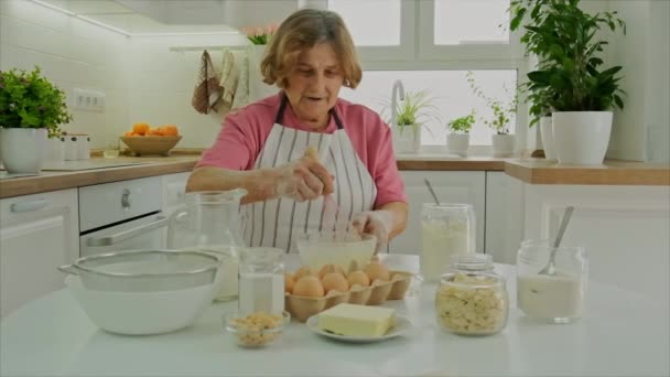 Бабуся готує тісто на кухні. Вибірковий фокус . — стокове відео