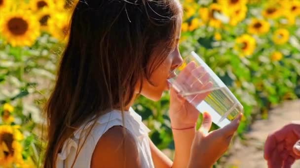 El padre le da un vaso de agua al niño. Enfoque selectivo. — Vídeos de Stock