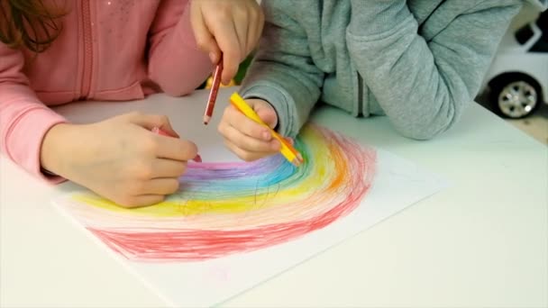 Die Kinder malen gemeinsam einen Regenbogen. Selektiver Fokus. — Stockvideo