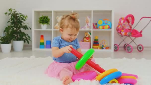 A criança está brincando com brinquedos na sala. Foco seletivo. — Vídeo de Stock