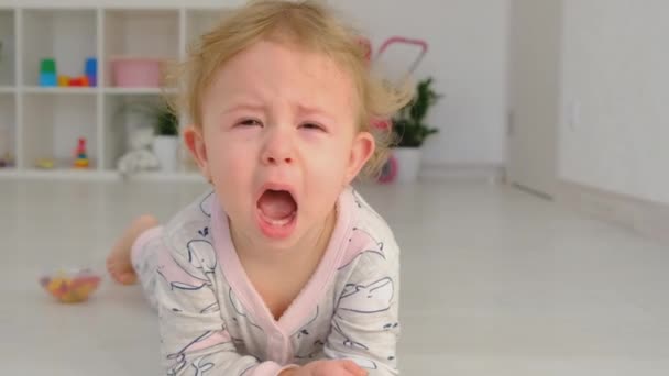 Dziecko płacze w pokoju. Skupienie selektywne. — Wideo stockowe