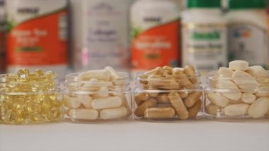 Kiev, Ukrayna, - 21 Şubat 2022: iHerb vitaminleri ve takviyeleri.