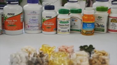 Kiev, Ukrayna, - 21 Şubat 2022: iHerb vitaminleri ve takviyeleri