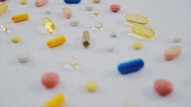 Masada vitamin hapları ve takviyeler var. Seçici odak.