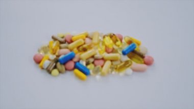 Masada vitamin hapları ve takviyeler var. Seçici odak.