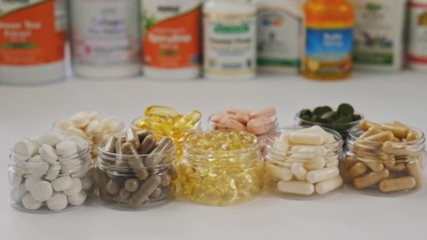 Kiev, Ukrayna, - 21 Şubat 2022: iHerb vitaminleri ve takviyeleri. — Stok video