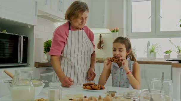 Бабушка и ребенок пекли печенье. Селективный фокус. — стоковое видео
