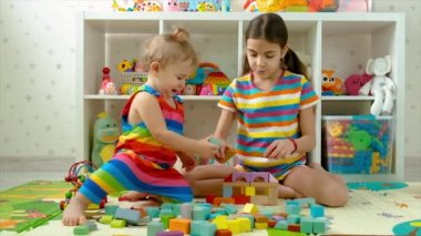 Çocuk odada oyuncaklarla oynuyor. Seçici odak.