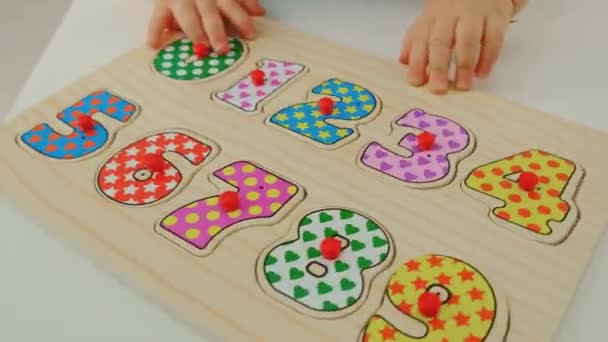 El niño aprende números de rompecabezas. Enfoque selectivo. — Vídeos de Stock