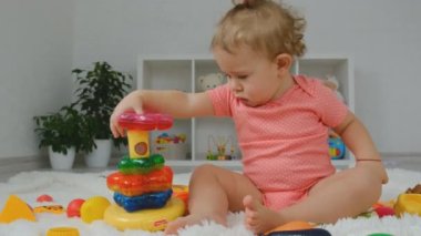 Çocuk odada oyuncaklarla oynuyor. Seçici odak.