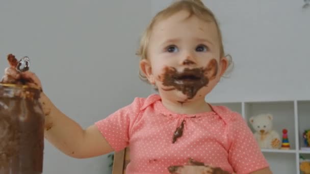 A criança come pasta de chocolate. Foco seletivo. — Vídeo de Stock