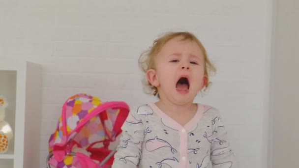 Il bambino sta piangendo nella stanza. Focus selettivo. — Video Stock