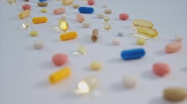 Masada vitamin hapları ve takviyeler var. Seçici odak.