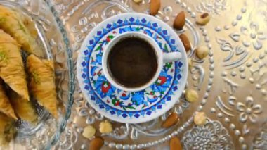 Masada Türk kahvesi ve baklava var. Seçici odaklama.