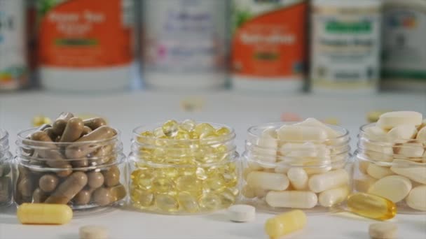 Kiev, Ucrânia, - 21 de fevereiro de 2022: Vitaminas e suplementos de iHerb. — Vídeo de Stock