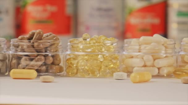 Χάπια Βιταμίνες και συμπληρώματα στο τραπέζι. Επιλεκτική εστίαση. — Αρχείο Βίντεο