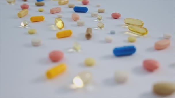 Pillole Vitamine e integratori sul tavolo. Focus selettivo. — Video Stock