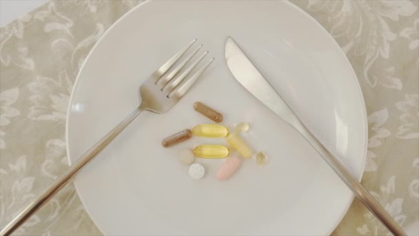 Tabletki Witaminy i suplementy na stole. Skupienie selektywne. — Wideo stockowe