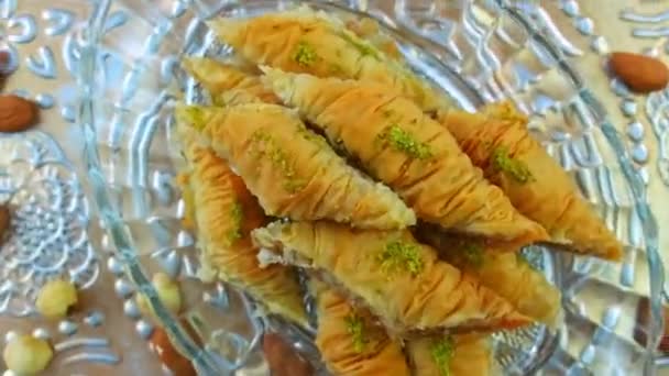 Du baklava turc sur la table. Concentration sélective. — Video