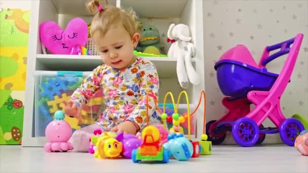 L'enfant joue avec les jouets dans la chambre. Concentration sélective. — Video